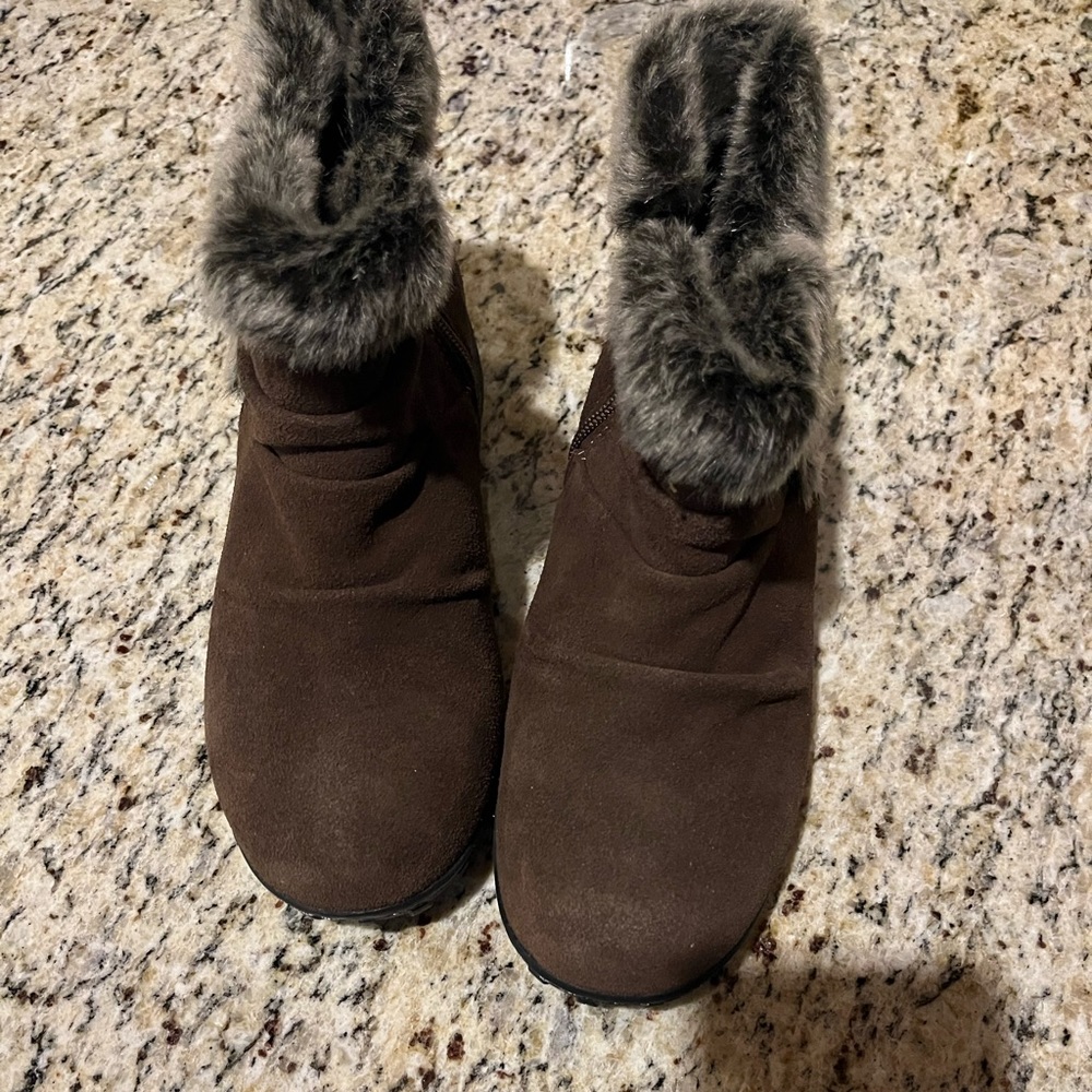 Khombu boots size 6. Never worn